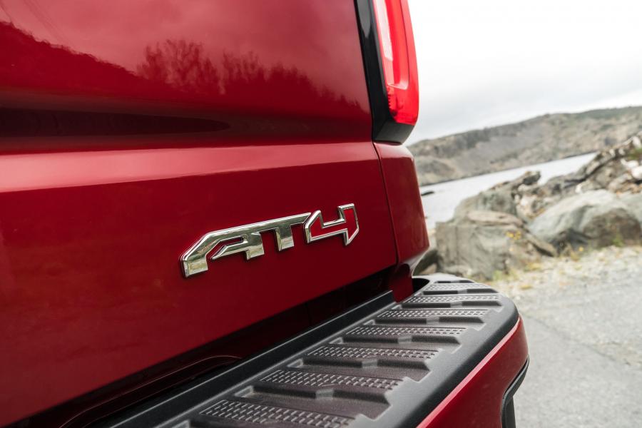 Логотип GMC Sierra AT4 Crew Cab 2018 года  (фото 29 из 40)